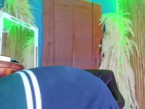 Snapshot of Leo_Glow chatting on 12.21.25 Leo Glow online show from 12.21.25