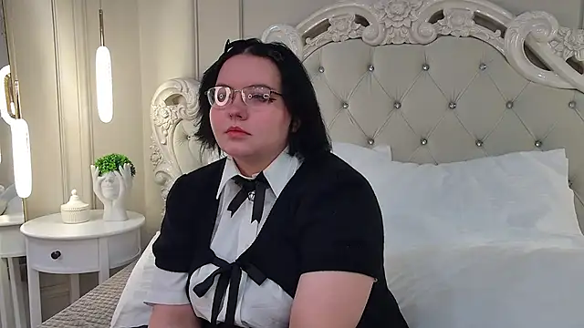 Snapshot of JennyBloom chatting on 11.22.25 JennyBloom online show from 11.22.25