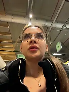 Snapshot of KristiRich chatting on 11.29.25 KristiRich online show from 11.29.25