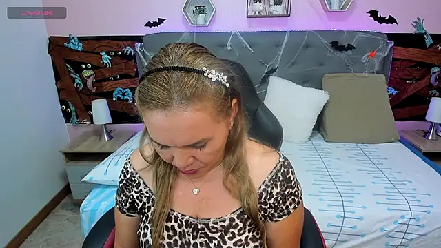  sarah lovely online show from 10.31.25