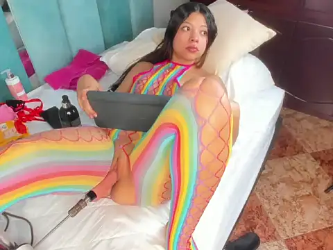 Chaarlotte 09 online show from 12.17.25