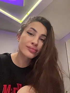 Snapshot of Muna_Luu chatting on 10.31.25 Muna Luu online show from 10.31.25