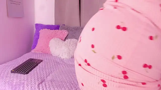 Snapshot of alanaa_gomezz chatting on 12.01.25 alanaa gomezz online show from 12.01.25