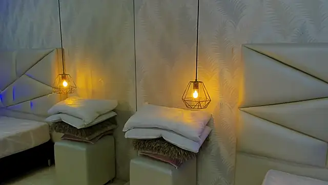 Snapshot of laurettedela_rouse chatting on 12.04.25 laurettedela rouse online show from 12.04.25