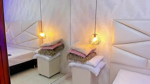 Snapshot of laurettedela_rouse chatting on 12.14.25 laurettedela rouse online show from 12.14.25