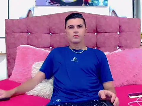 Snapshot of Sebastian_Loaiza chatting on 11.22.25 Sebastian Loaiza online show from 11.22.25