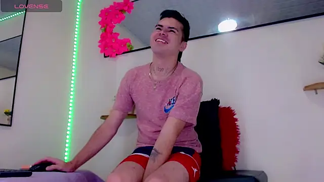 Snapshot of Sebastian_Loaiza chatting on 12.15.25 Sebastian Loaiza online show from 12.15.25