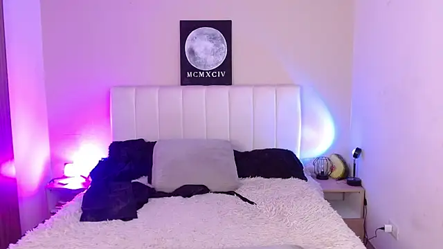 Snapshot of AlexaHart chatting on 12.04.25 AlexaHart online show from 12.04.25