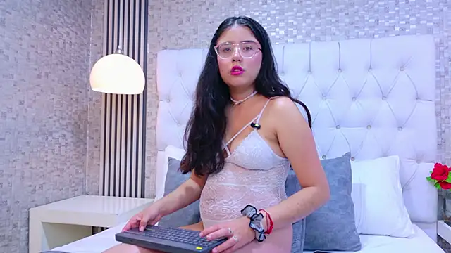 Snapshot of ScarlettPetrova chatting on 12.14.25 ScarlettPetrova online show from 12.14.25