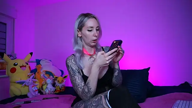 Snapshot of StellaCinderella chatting on 11.26.25 StellaCinderella online show from 11.26.25