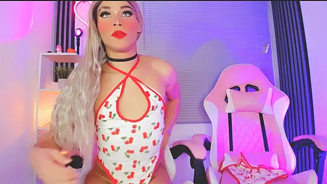 Snapshot of HallieAnnie chatting on 11.20.25 HallieAnnie online show from 11.20.25