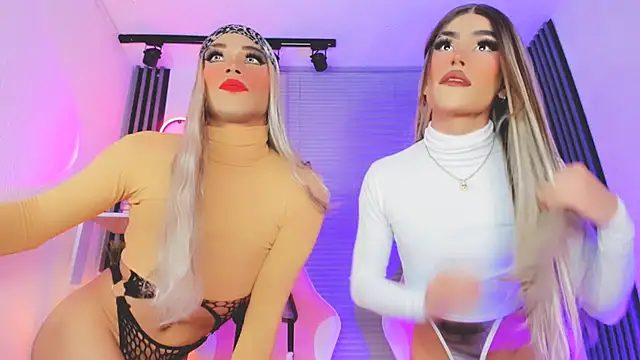 Snapshot of HallieAnnie chatting on 11.22.25 HallieAnnie online show from 11.22.25