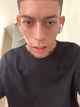 Snapshot of Who-am-I-201 chatting on 11.02.25 Who-am-I-201 online show from 11.02.25