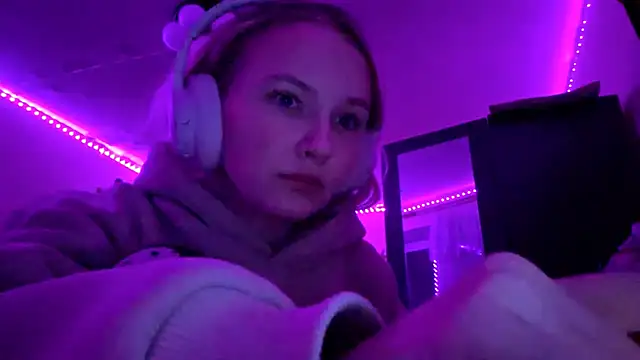 KarinRobertson online show from 12.04.25