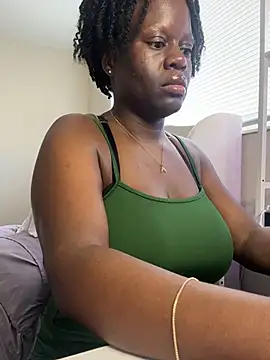 Snapshot of ladiosa_selene chatting on 12.04.25 ladiosa selene online show from 12.04.25