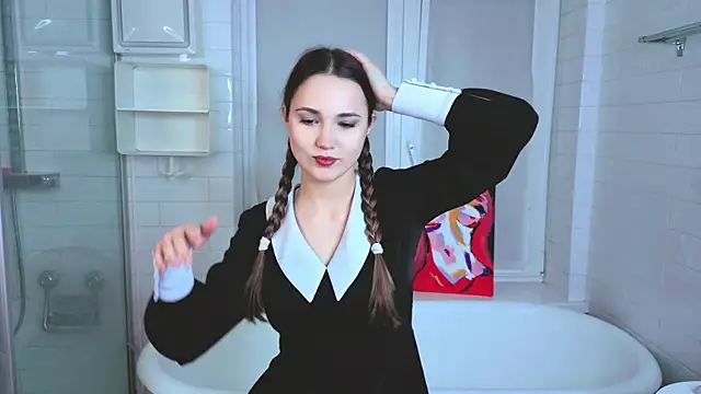 Snapshot of LeenaPuita chatting on 11.20.25 LeenaPuita online show from 11.20.25