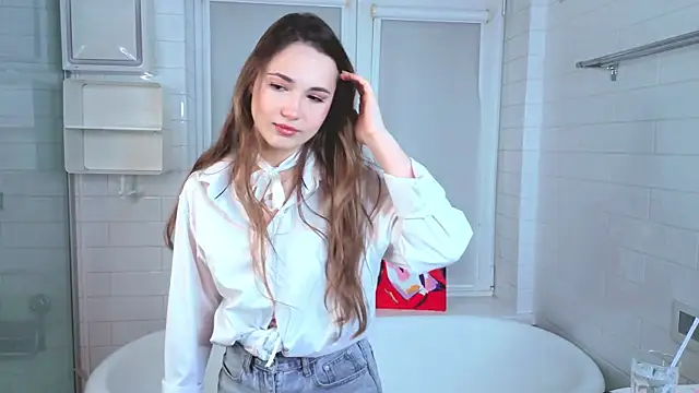 Snapshot of LeenaPuita chatting on 11.22.25 LeenaPuita online show from 11.22.25