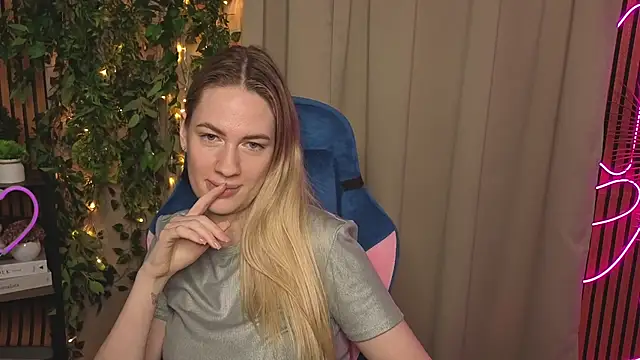 Snapshot of TonyaReid chatting on 12.13.25 TonyaReid online show from 12.13.25