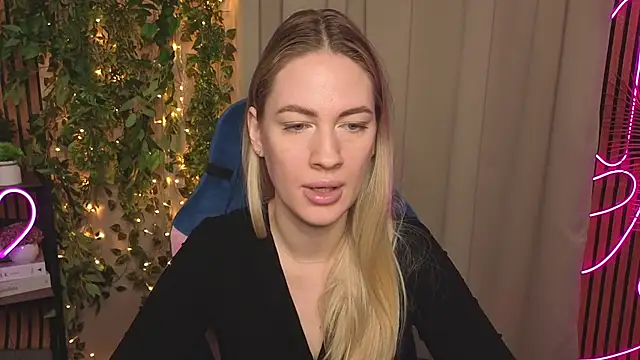 Snapshot of TonyaReid chatting on 12.14.25 TonyaReid online show from 12.14.25