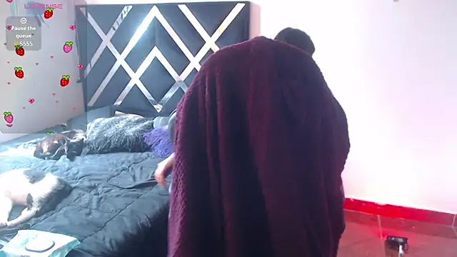 Snapshot of Zooee_01 chatting on 11.29.25 Zooee 01 online show from 11.29.25