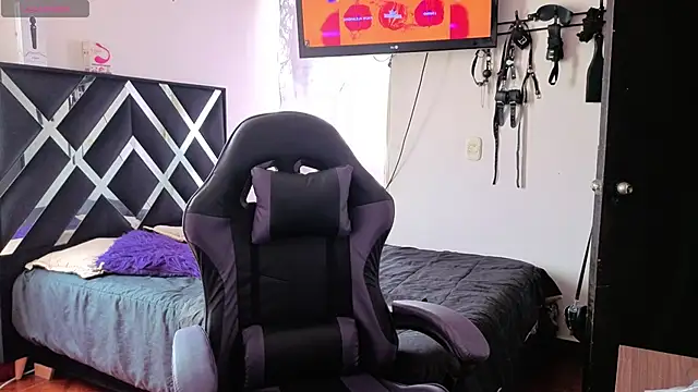 Snapshot of Zooee_01 chatting on 12.04.25 Zooee 01 online show from 12.04.25