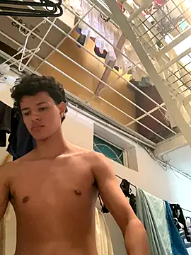 Snapshot of santicastroles chatting on 11.08.25 santicastroles online show from 11.08.25