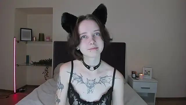 Snapshot of OliviaFlex chatting on 11.29.25 OliviaFlex online show from 11.29.25