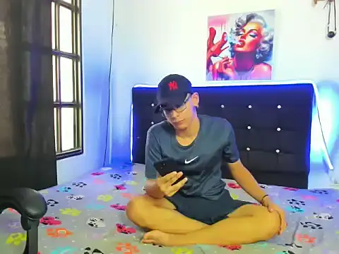 Snapshot of Camilo_hot_21 chatting on 11.04.25 Camilo hot 21 online show from 11.04.25