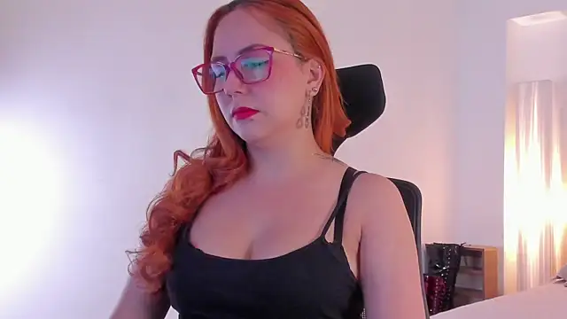 Snapshot of MistressErza chatting on 06.26.26 MistressErza online show from 06.26.26
