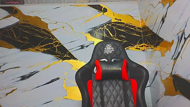 Snapshot of Suarezz10_ chatting on 11.08.25 Suarezz10 online show from 11.08.25