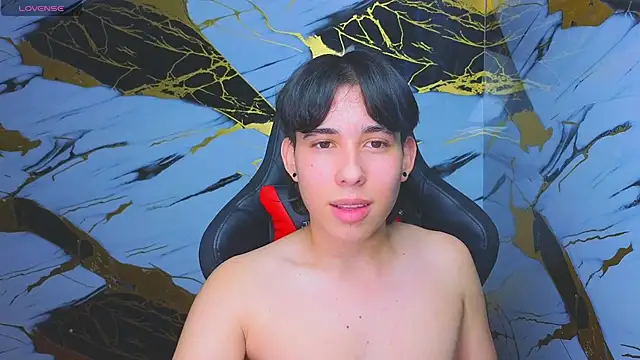 Snapshot of Suarezz10_ chatting on 11.13.25 Suarezz10 online show from 11.13.25