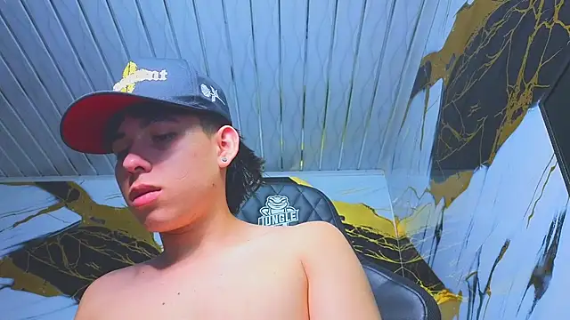 Snapshot of Suarezz10_ chatting on 12.03.25 Suarezz10 online show from 12.03.25