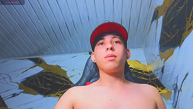 Snapshot of Suarezz10_ chatting on 12.04.25 Suarezz10 online show from 12.04.25