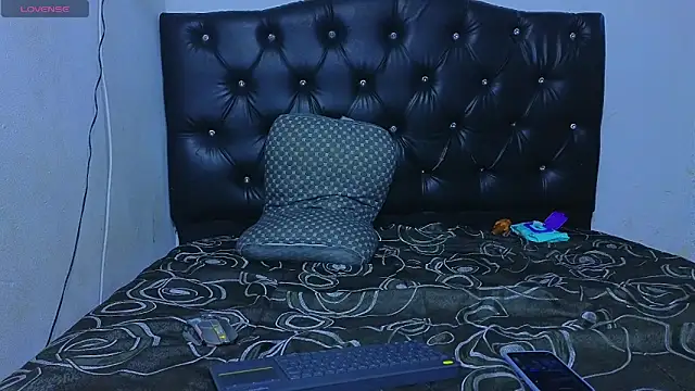 Snapshot of Suarezz10_ chatting on 12.17.25 Suarezz10 online show from 12.17.25