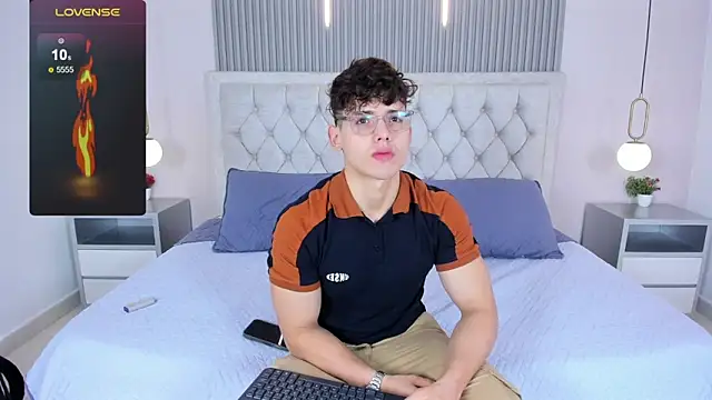 Snapshot of jhoumod_21_ chatting on 11.30.25 jhoumod 21 online show from 11.30.25