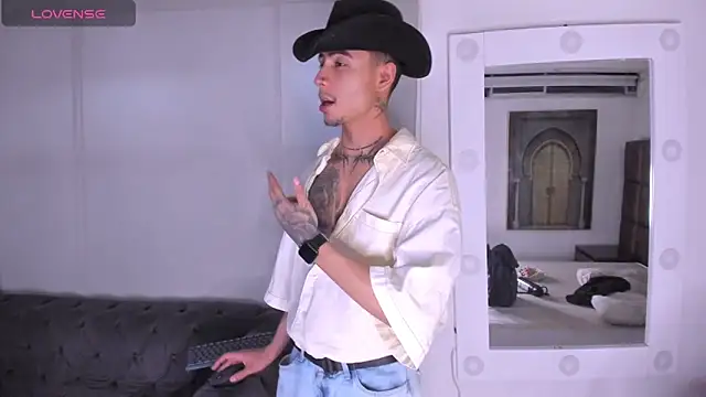 Snapshot of PiperrCry chatting on 11.08.25 PiperrCry online show from 11.08.25