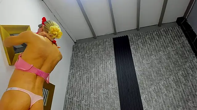 Caitlyn-Joness  online show from 12.17.25