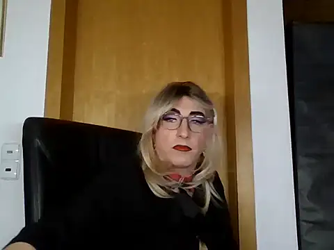 Snapshot of AgnesCross39 chatting on 12.16.25 AgnesCross39 online show from 12.16.25