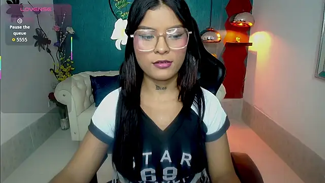 Snapshot of Scandarkmarie chatting on 11.18.25 Scandarkmarie online show from 11.18.25