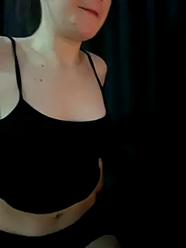 Snapshot of shrie_beverly00 chatting on 11.24.25 shrie beverly00 online show from 11.24.25