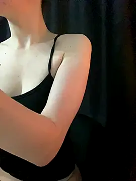 Snapshot of shrie_beverly00 chatting on 11.28.25 shrie beverly00 online show from 11.28.25