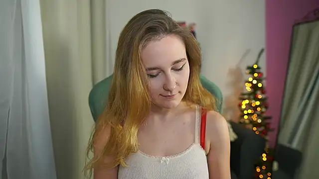 Snapshot of glossy_babe_ chatting on 12.19.25 glossy babe online show from 12.19.25