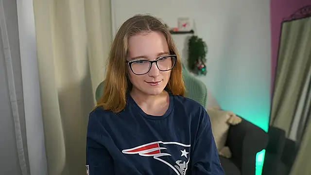 Snapshot of glossy_babe_ chatting on 02.08.26 glossy babe online show from 02.08.26