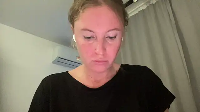 Snapshot of Ameli8 chatting on 11.18.25 Ameli8 online show from 11.18.25