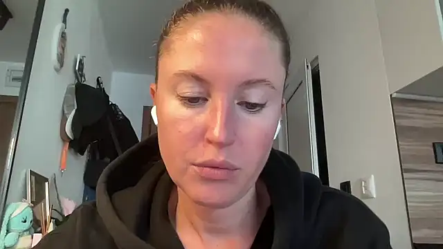 Snapshot of Ameli8 chatting on 11.23.25 Ameli8 online show from 11.23.25