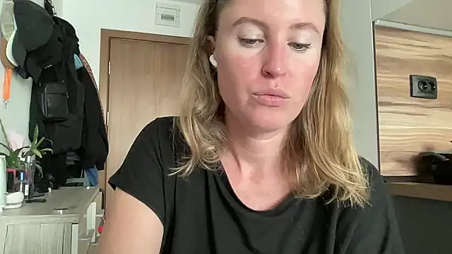 Snapshot of Ameli8 chatting on 11.26.25 Ameli8 online show from 11.26.25