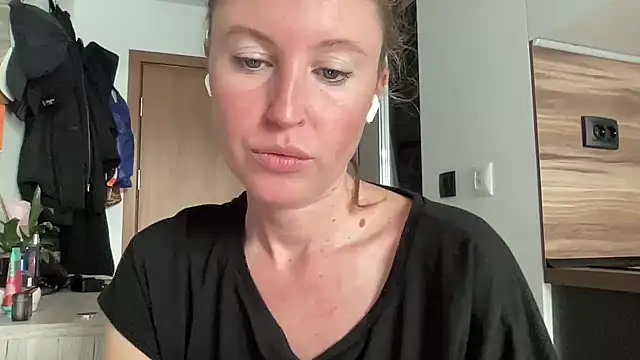 Snapshot of Ameli8 chatting on 11.30.25 Ameli8 online show from 11.30.25