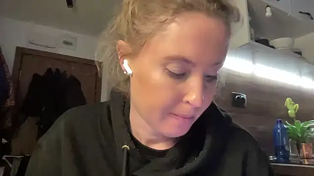 Snapshot of Ameli8 chatting on 02.14.26 Ameli8 online show from 02.14.26