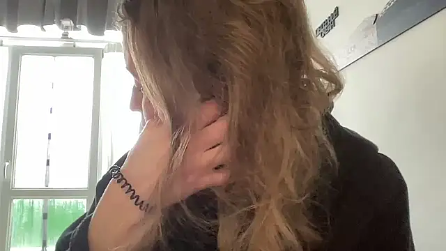 Snapshot of Ameli8 chatting on 02.18.26 Ameli8 online show from 02.18.26