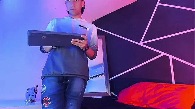 Snapshot of Austin_Santos_ chatting on 11.07.25 Austin Santos online show from 11.07.25